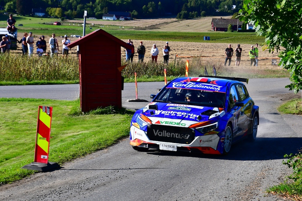 Med fuld gas på den afsluttende hastighedsprøve i Rally Larvik til en generel andenplads.
(Foto: Morten Dam - autoMOTIV/specialpress)
